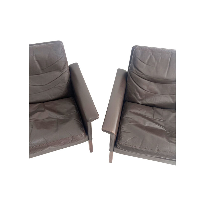 Paire de fauteuils vintgae en palissandre et cuir brun par Hans Olsen