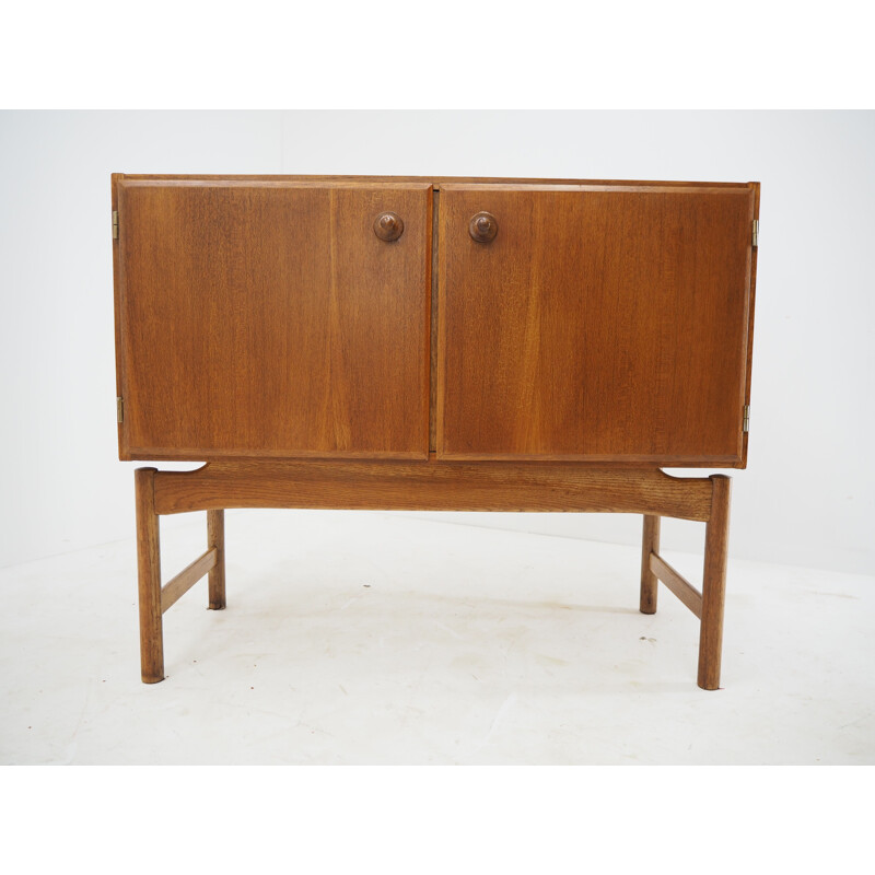 Buffet vintage en teck et chêne par Krasna Jizba, 1960