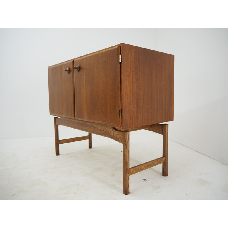 Buffet vintage en teck et chêne par Krasna Jizba, 1960