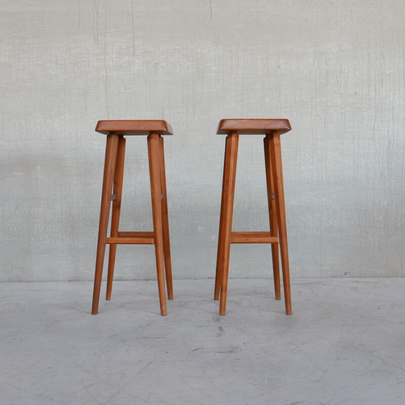 Pareja de taburetes de bar de madera de olmo vintage de Pierre Chapo, Francia 1970