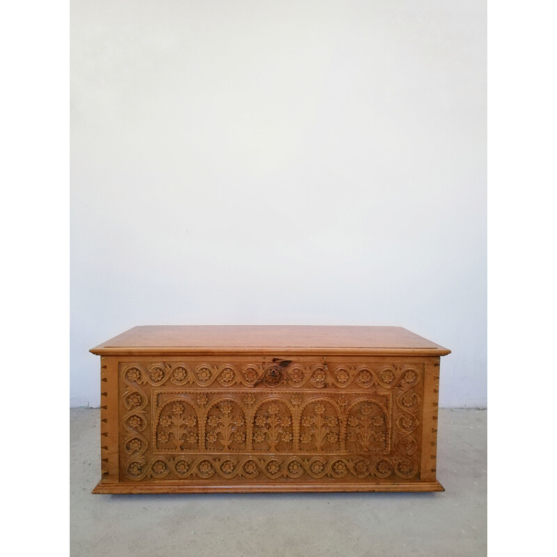 Sardinian vintage trunk in engraved linden wood, 1930s