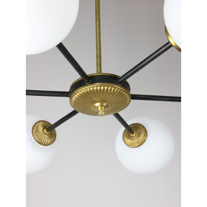 Lampadario sputnik vintage in ottone e vetro opalino