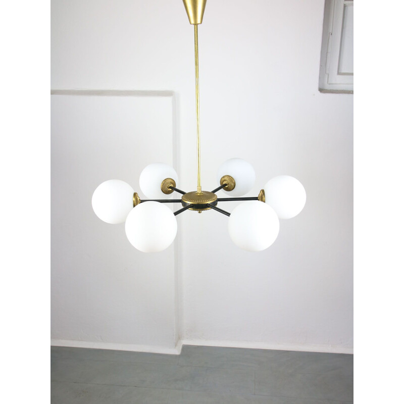 Lampadario sputnik vintage in ottone e vetro opalino