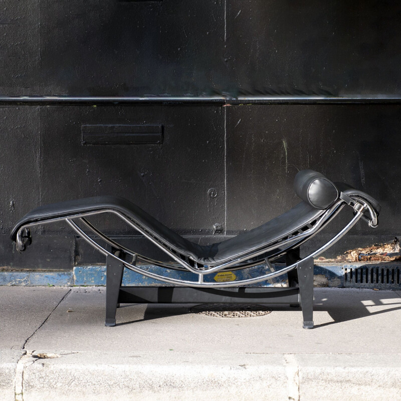 Vintage black leather Lc4 lounge chair by Le Corbusier for Cassina