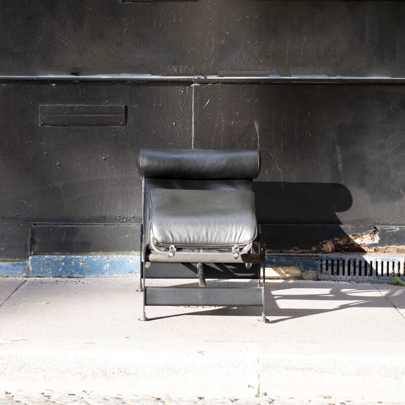 Fauteuil lounge vintage Lc4 en cuir noir de Le Corbusier pour Cassina