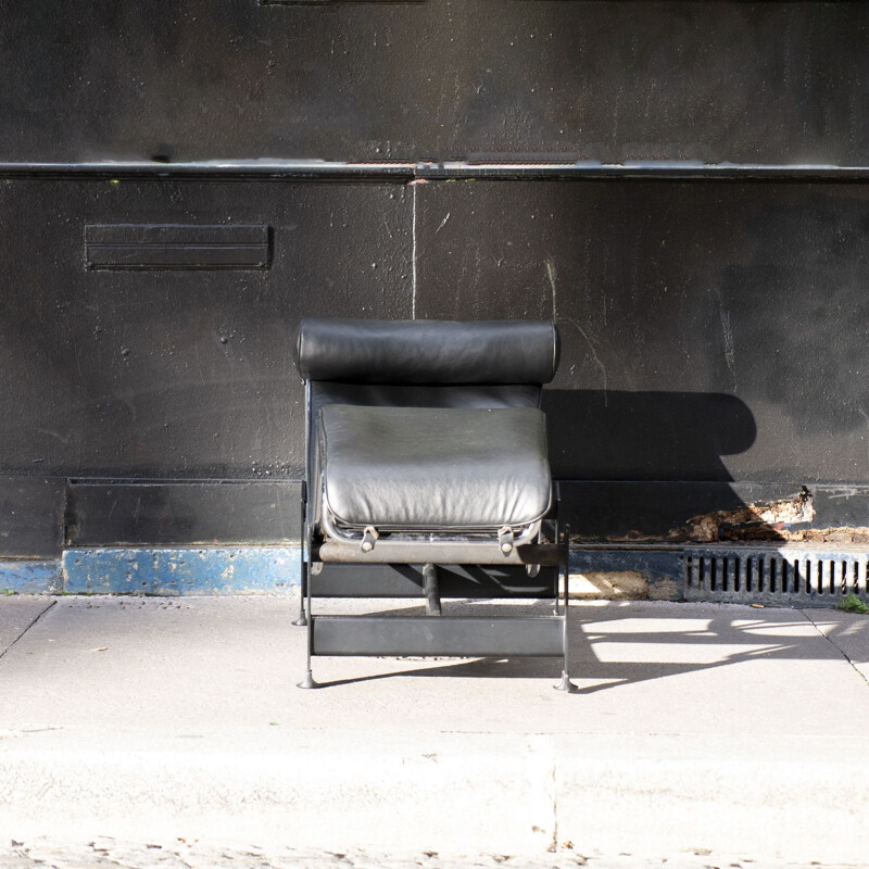 Vintage black leather Lc4 lounge chair by Le Corbusier for Cassina