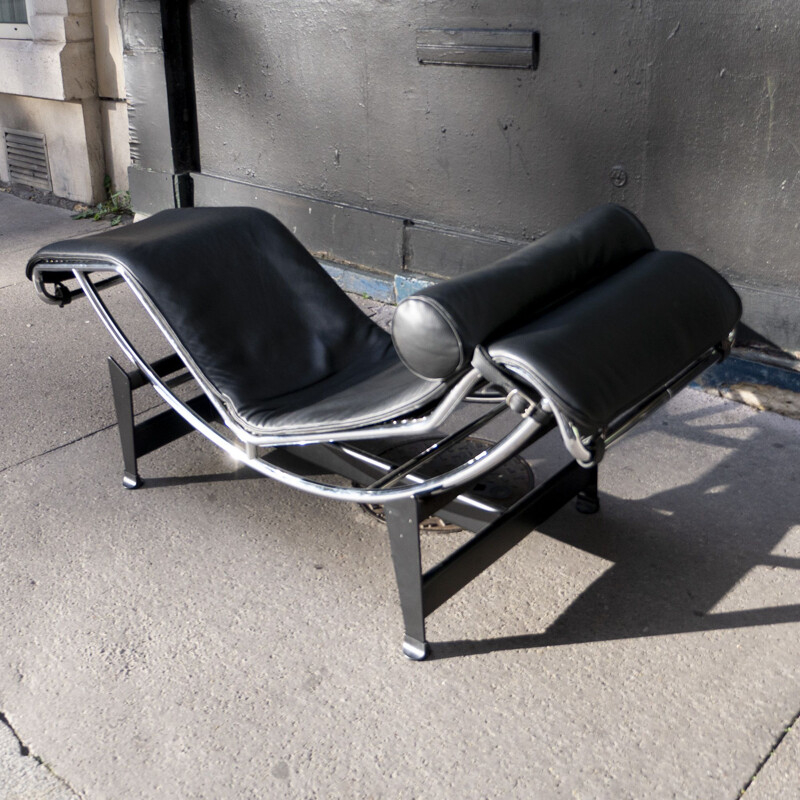 Vintage black leather Lc4 lounge chair by Le Corbusier for Cassina
