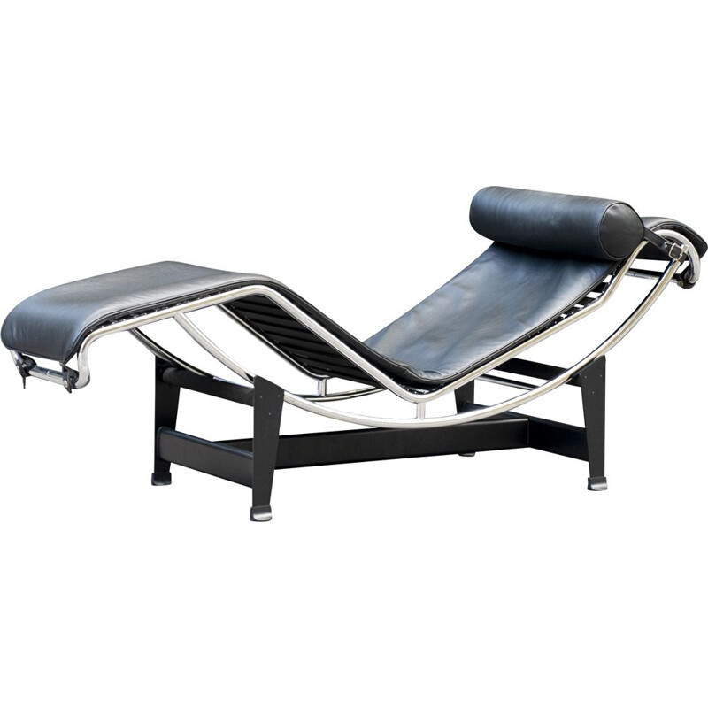 Vintage black leather Lc4 lounge chair by Le Corbusier for Cassina