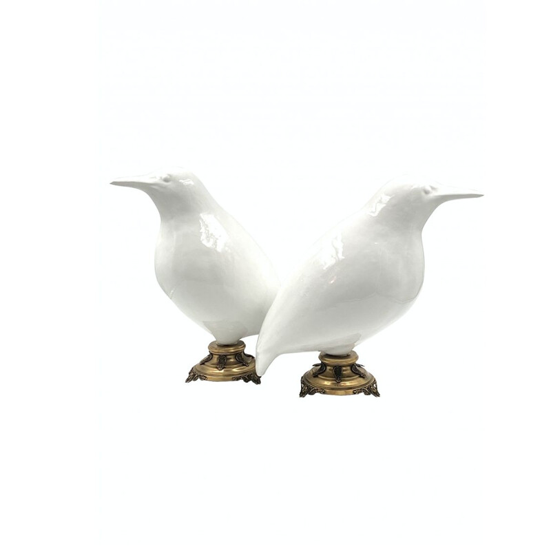 Paire de sculptures d'oiseaux vintage martin-pêcheur en céramique blanche et bases en laiton