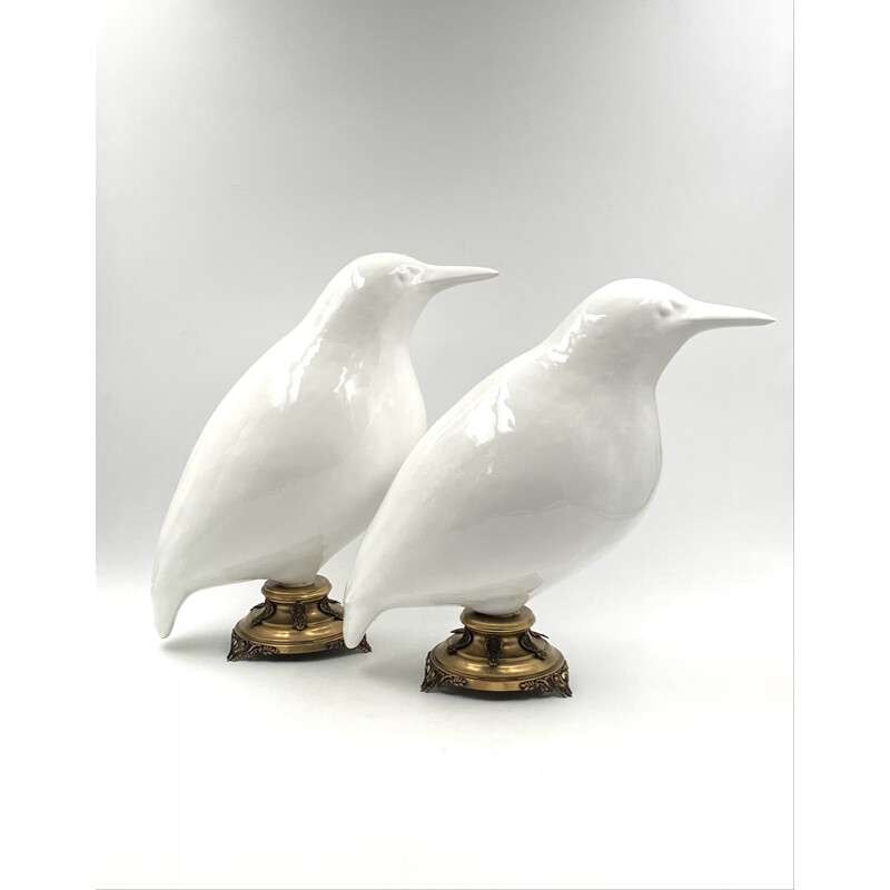 Paar Vintage-Vogelskulpturen Eisvogel aus weißer Keramik und Messingbasen
