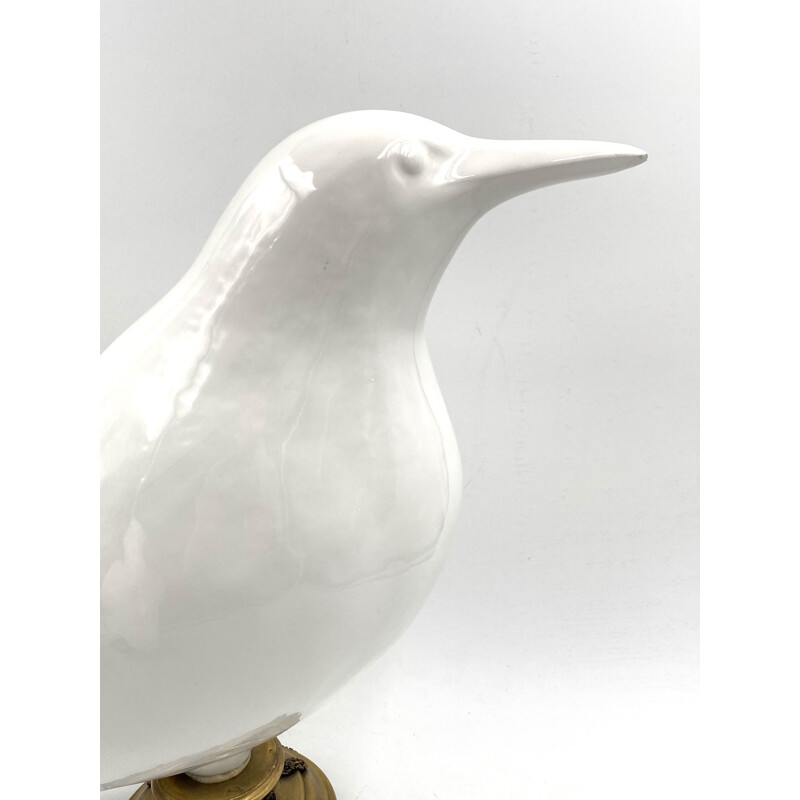 Par de esculturas de pássaros kingfisher vintage em cerâmica branca e bases de latão