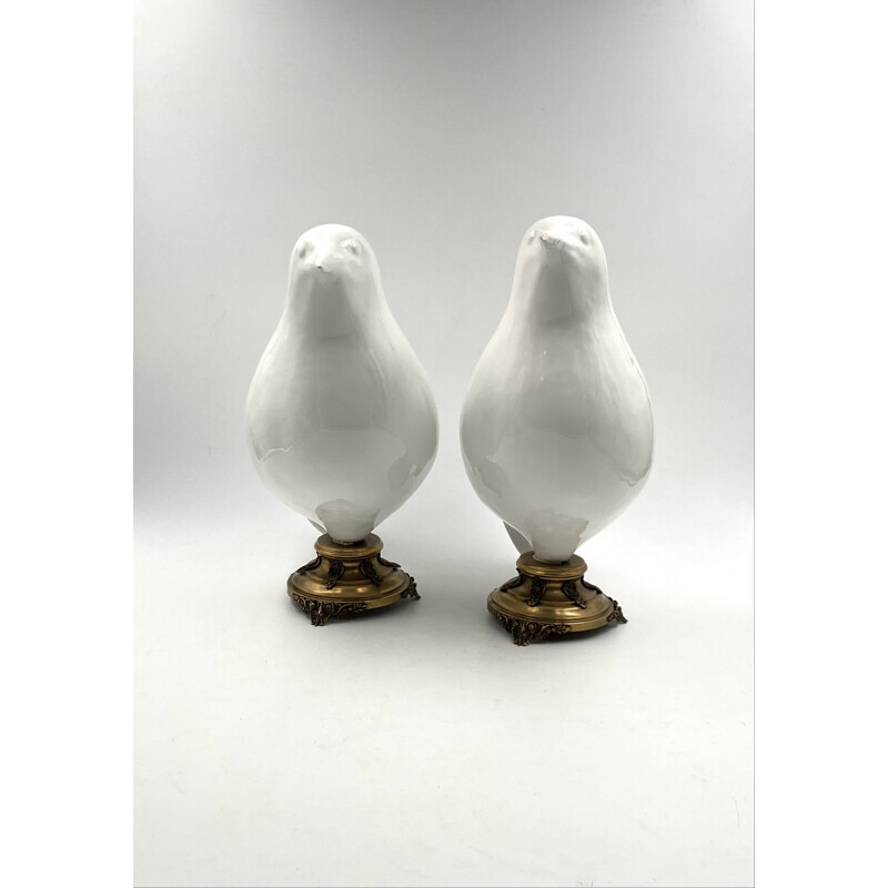 Paire de sculptures d'oiseaux vintage martin-pêcheur en céramique blanche et bases en laiton