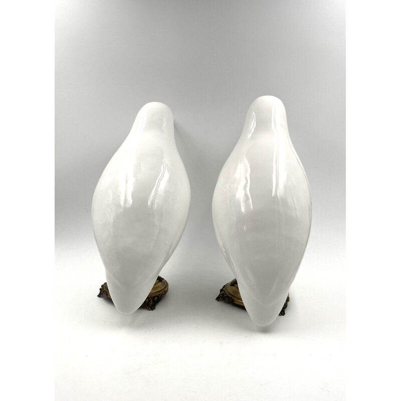 Paar vintage ijsvogel sculpturen in wit keramiek en messing sokkels