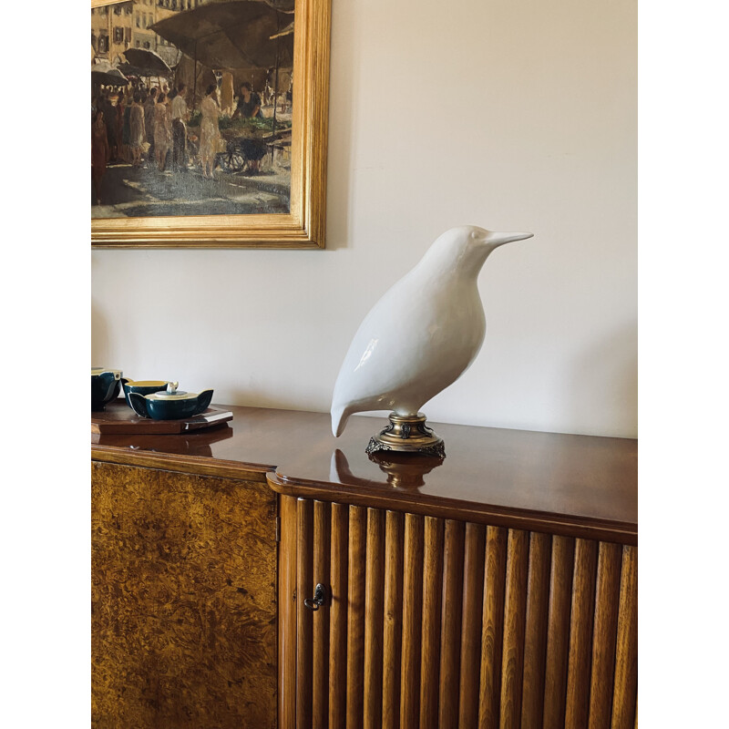 Coppia di sculture vintage di uccelli martin pescatore in ceramica bianca e basi in ottone