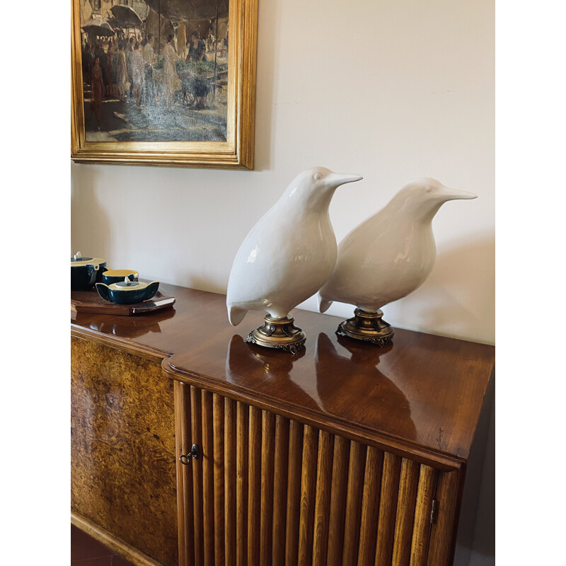 Coppia di sculture vintage di uccelli martin pescatore in ceramica bianca e basi in ottone
