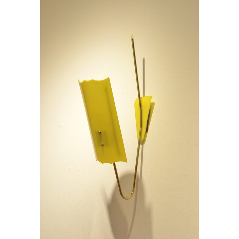 Grande applique française en plexiglas jaune et laiton - 1960