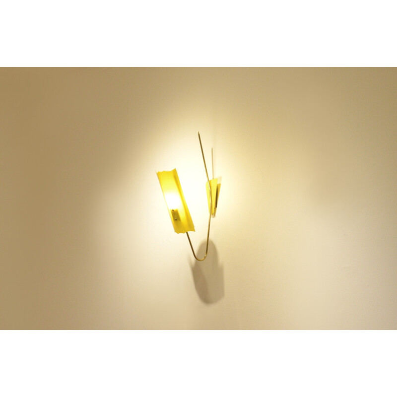 Large French wall lamp in yellow plexiglas and brass - 1960s