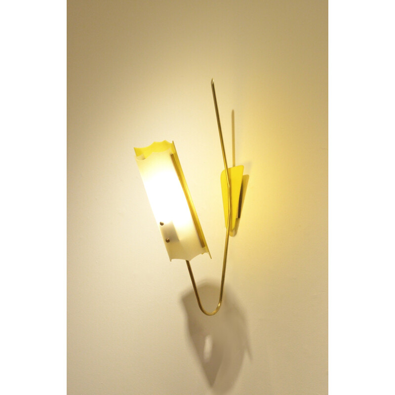 Large French wall lamp in yellow plexiglas and brass - 1960s