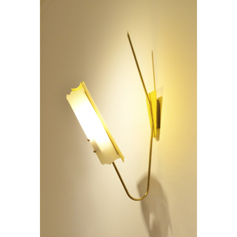 Large French wall lamp in yellow plexiglas and brass - 1960s