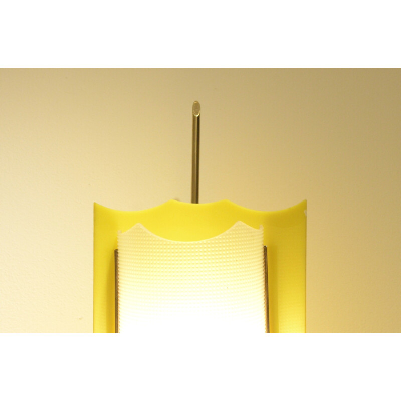 Large French wall lamp in yellow plexiglas and brass - 1960s