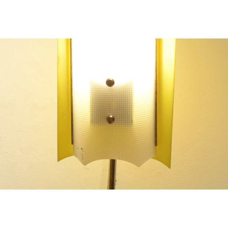 Large French wall lamp in yellow plexiglas and brass - 1960s
