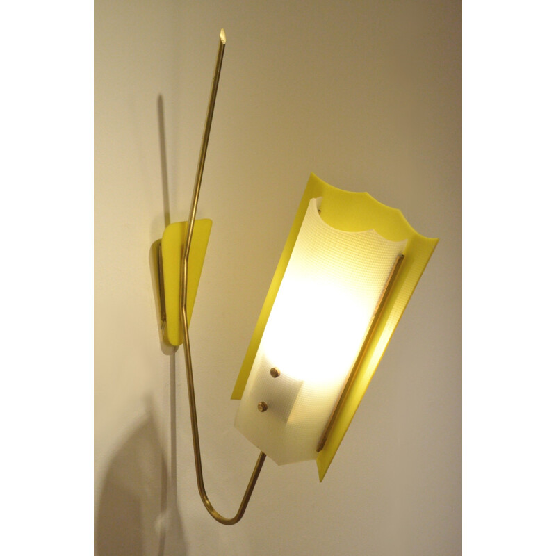 Grande applique française en plexiglas jaune et laiton - 1960