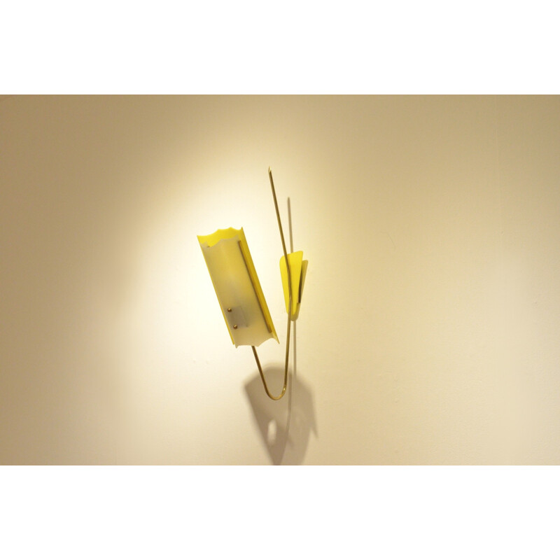 Large French wall lamp in yellow plexiglas and brass - 1960s