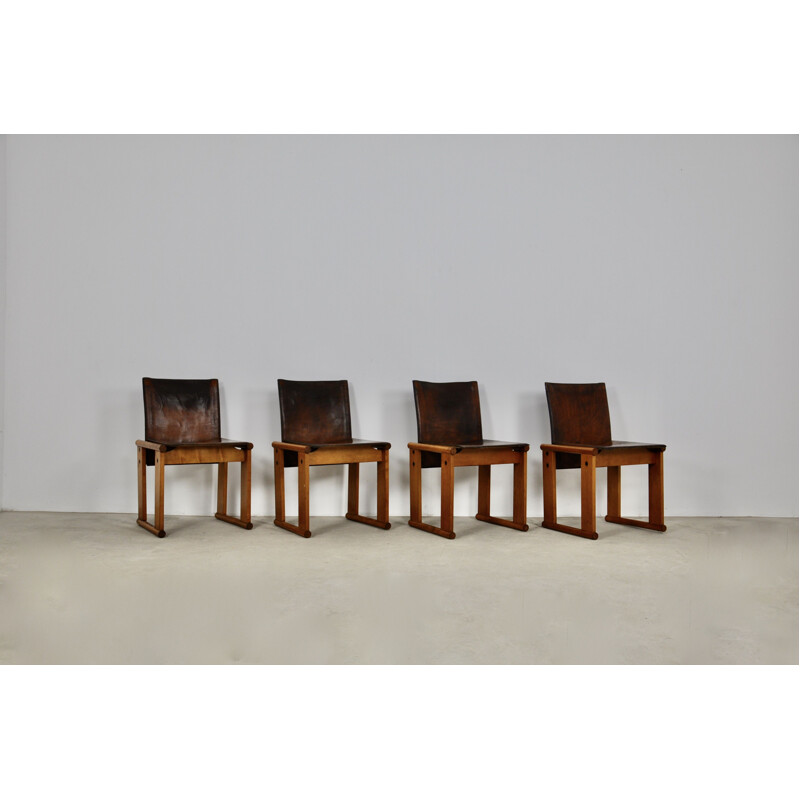 Ensemble de 4 chaises vintage en bois et cuir par Afra&Tobia Scarpa, 1970