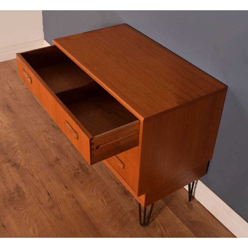 Teak vintage G Plan Fresco chest of drawers on hairpin legs, 1960s