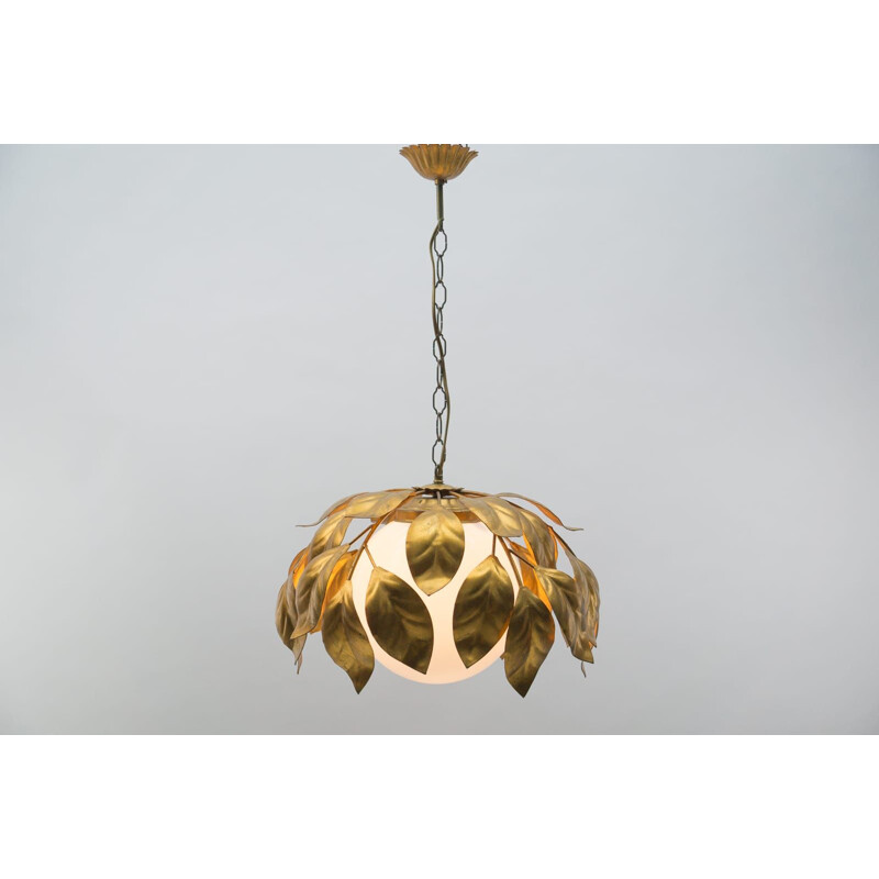 Lampada a sospensione d'epoca in oro fiorentino con paralume in vetro opalino, 1960