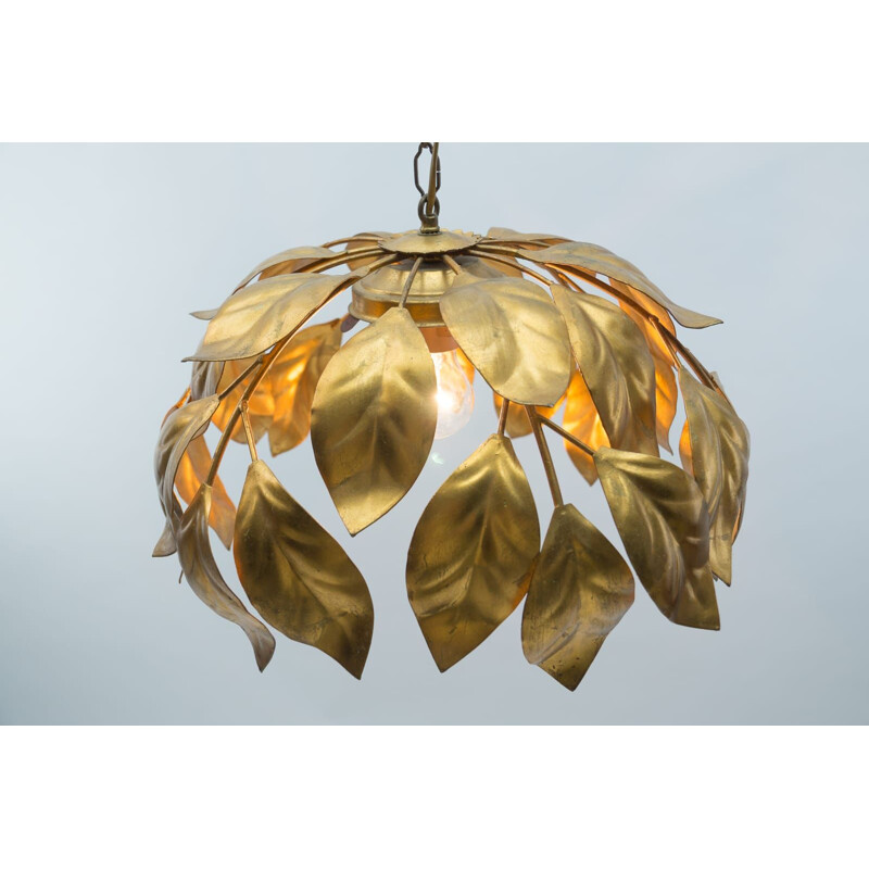 Lampada a sospensione d'epoca in oro fiorentino con paralume in vetro opalino, 1960