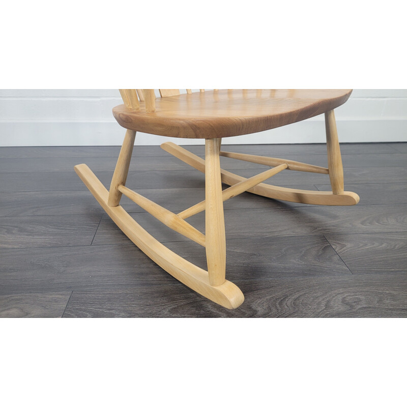 Chaise à bascule vintage Ercol en bois d'orme et de hêtre, 1960