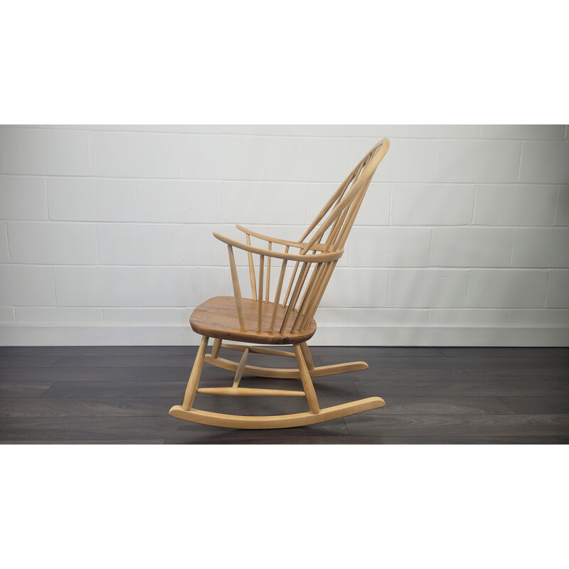 Chaise à bascule vintage Ercol en bois d'orme et de hêtre, 1960