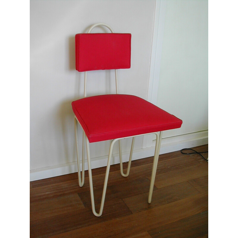 Silla roja de metal lacado beige, Raoul GUYS - 1950