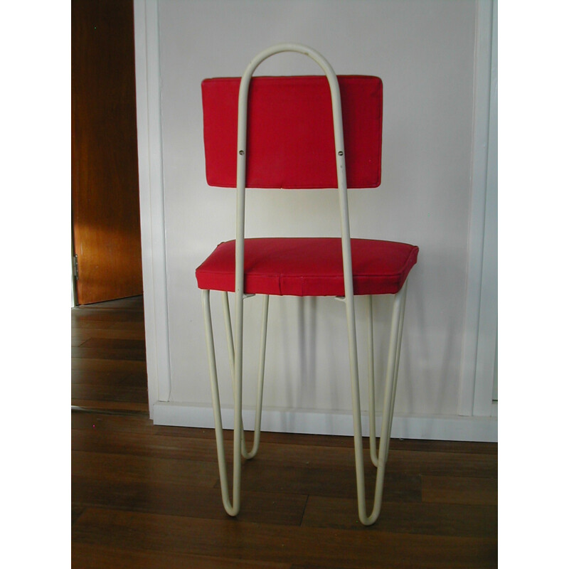 Chaise rouge en métal laqué beige, Raoul GUYS - 1950