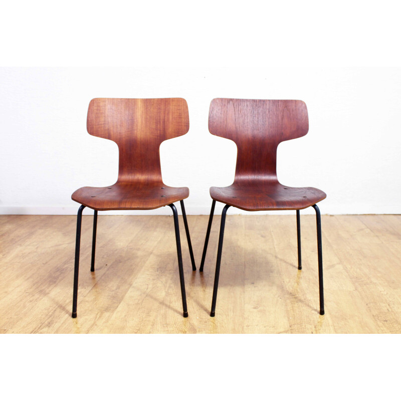 Pair of vintage chairs by Arne Jacobsen for Fritz Hansen