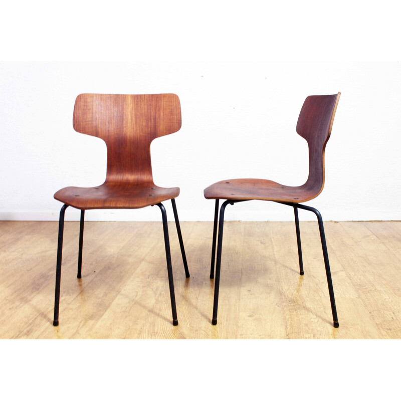 Pair of vintage chairs by Arne Jacobsen for Fritz Hansen