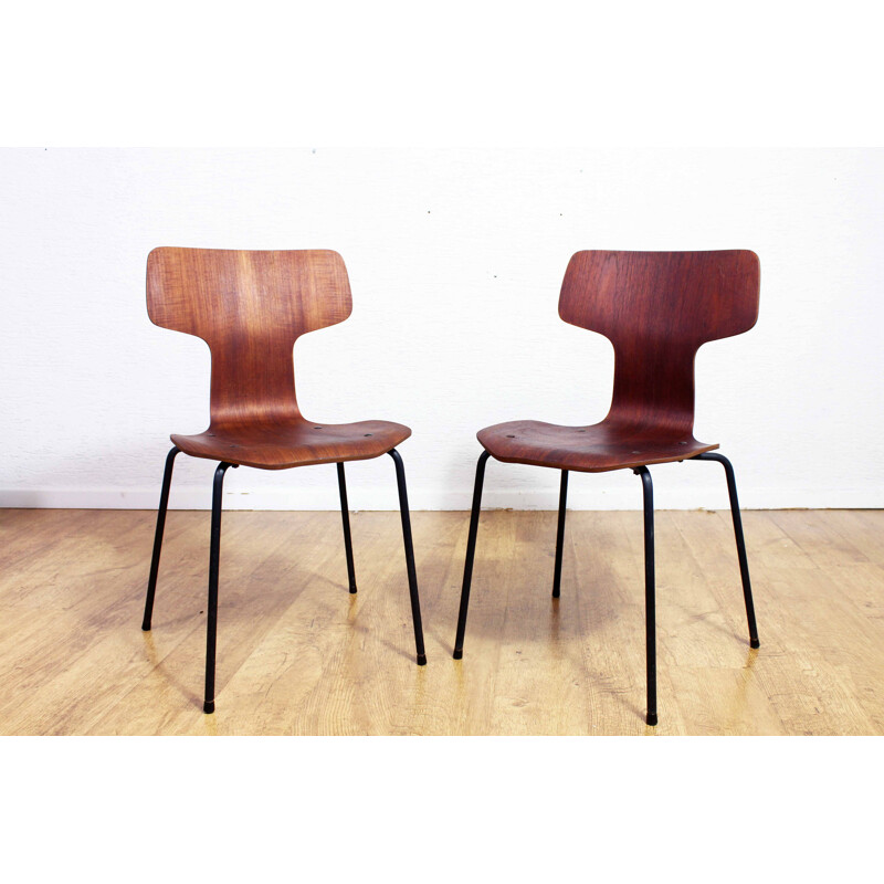 Pair of vintage chairs by Arne Jacobsen for Fritz Hansen