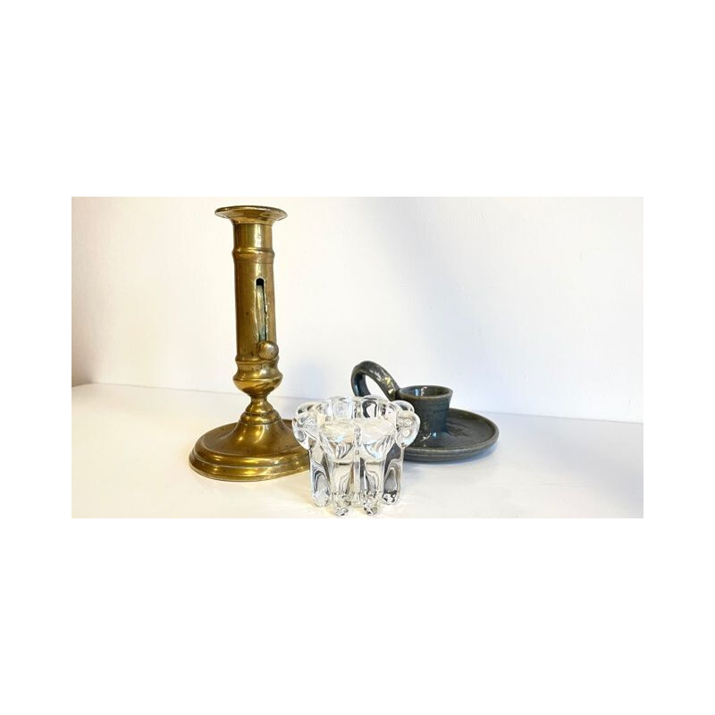Conjunto de três castiçais de latão vintage e velas de cristal