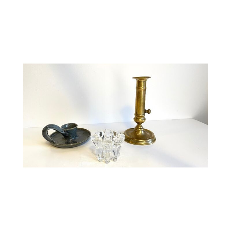 Conjunto de três castiçais de latão vintage e velas de cristal