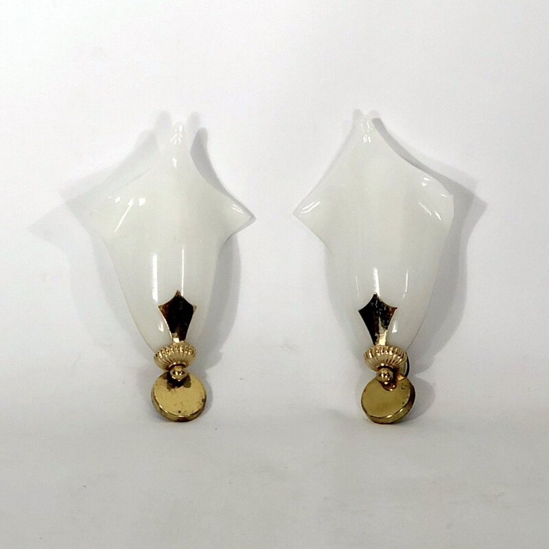 Pair of vintage Murano milk glass wall lamps by Gio Ponti, 1950