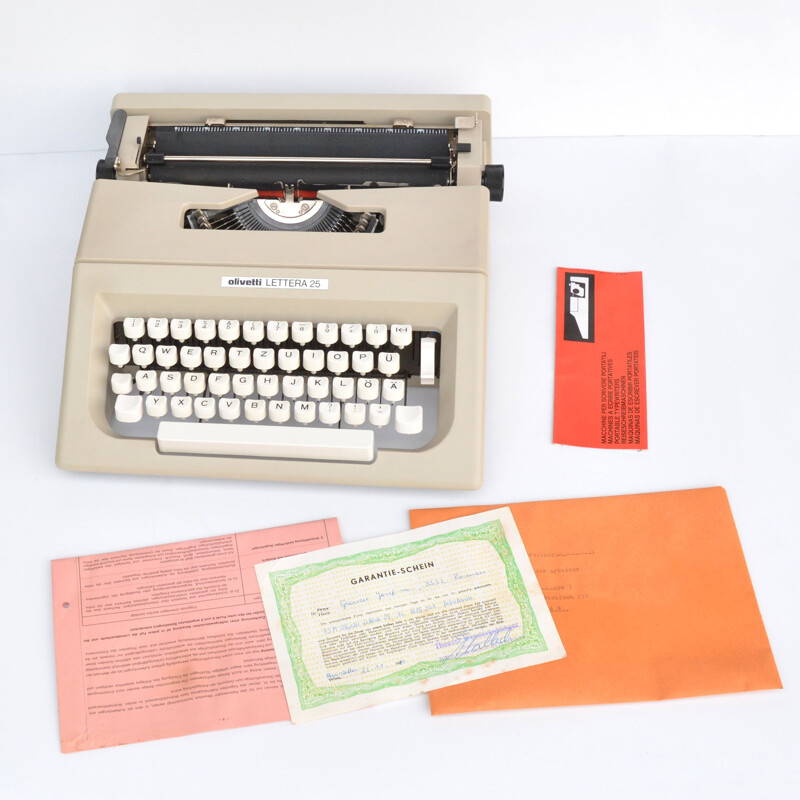 Vintage suitcase typewriter Olivetti Lettera 25 by Mario Bellini, Spain 1970s