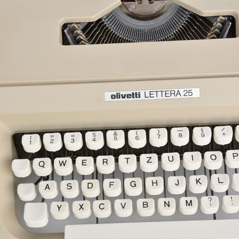 Vintage suitcase typewriter Olivetti Lettera 25 by Mario Bellini, Spain 1970s