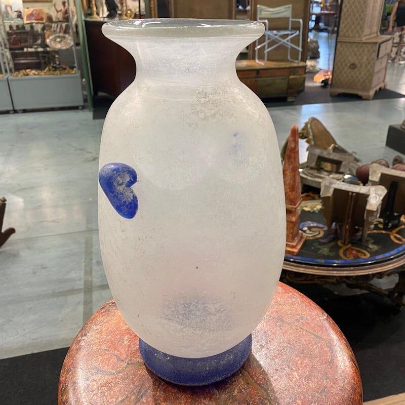 Vase vintage en verre de Murano Scavo blanc et bleu par Cenedese, 1970