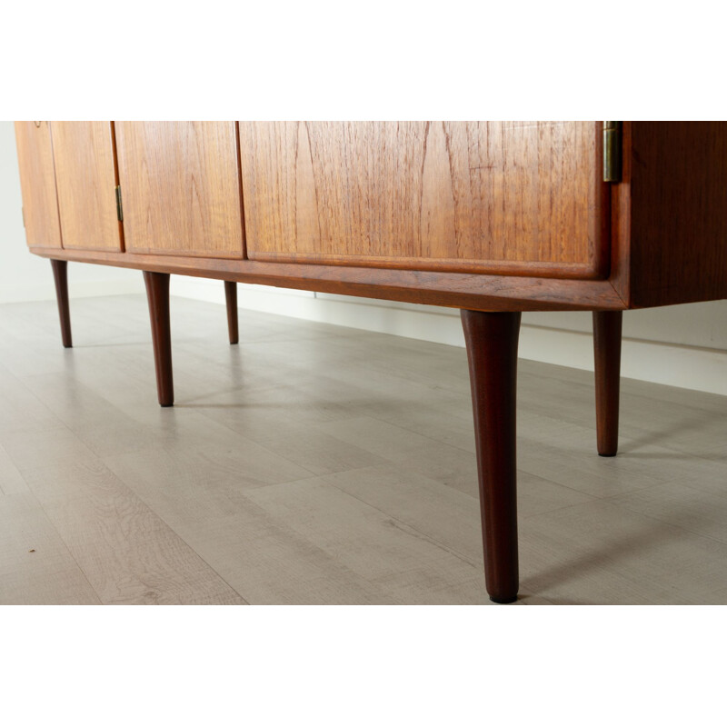 Vintage enfilade in teak by Hundevad, Denmark 1960