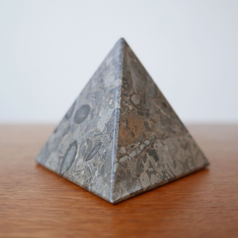 Presse-papier pyramide vintage anglais en pierre marbrée, 1930