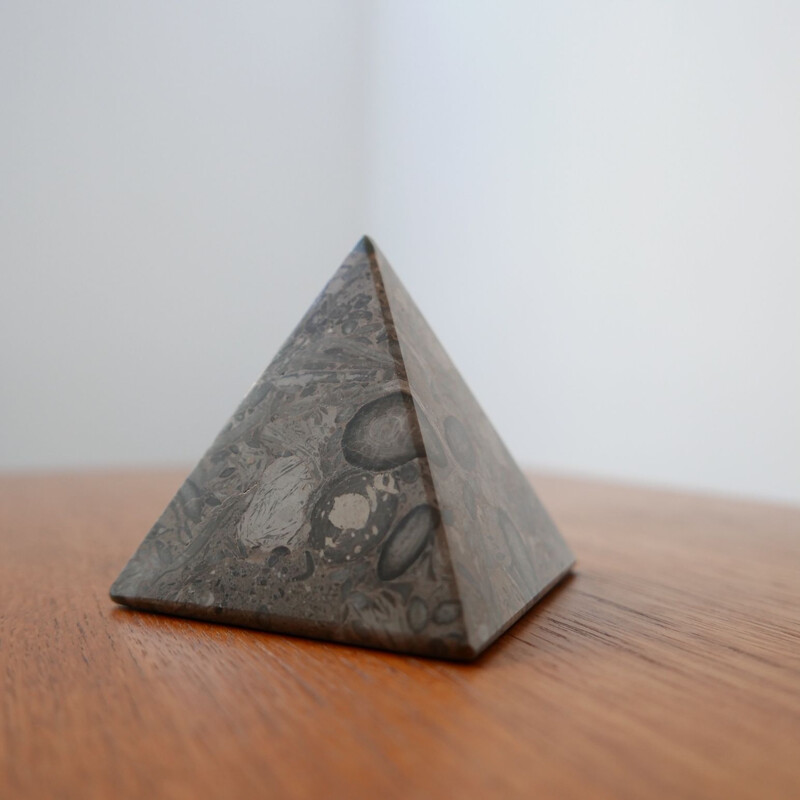 Presse-papier pyramide vintage anglais en pierre marbrée, 1930