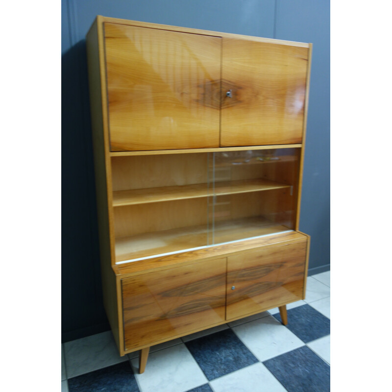 Aparador vintage de madera rubia con 2 puertas correderas de cristal de Trud Czech, 1960