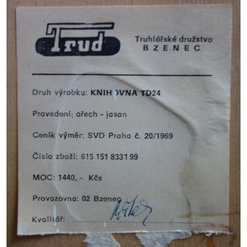 Aparador vintage de madera rubia con 2 puertas correderas de cristal de Trud Czech, 1960