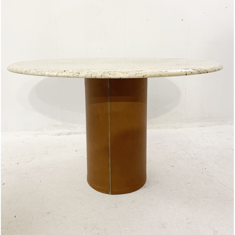 Table vintage en travertin avec pièce de cuir amovible sur les pieds, Italie 1970